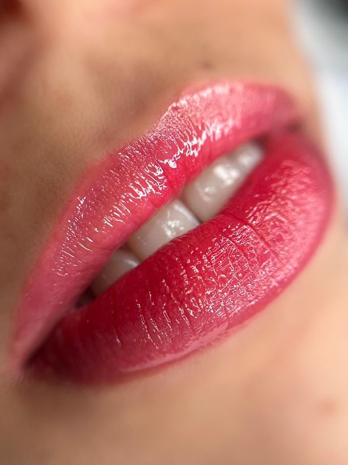 Hydragloss Color — acabamento gloss editorial nos lábios